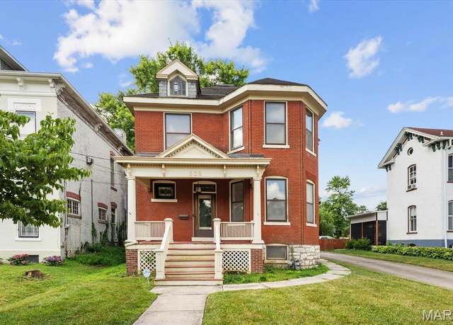 Property at 608 E Washington St, Belleville, IL 62220, 3 beds, 1.5 baths