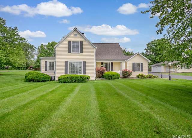 Property at 2525 Mulligan Ln, Belleville, IL 62220, 3 beds, 2.5 baths