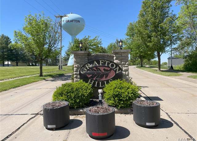 Property at 110 Grafton Hills Dr, Grafton, IL 62037