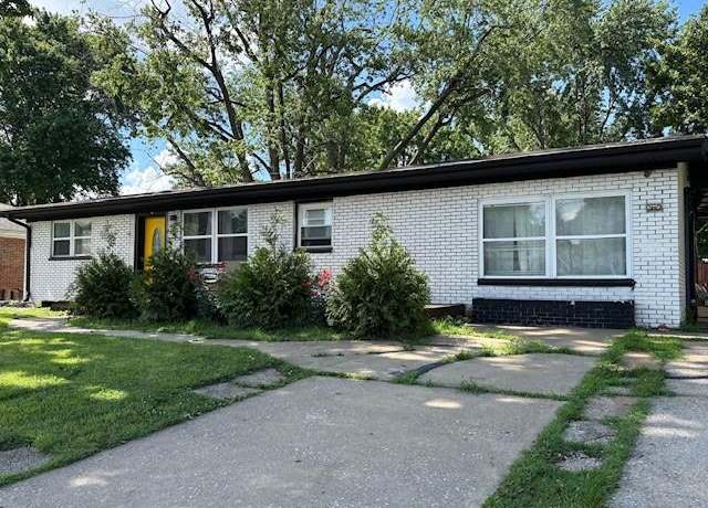 Property at 613 Sunnyhill Dr, Belleville, IL 62223, 4 beds, 1.5 baths