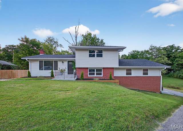 Property at 2311 Fairview Cir, Belleville, IL 62226, 5 beds, 3 baths