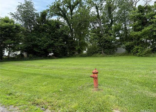 Property at 1106 W Gallatin St, Vandalia, IL 62471