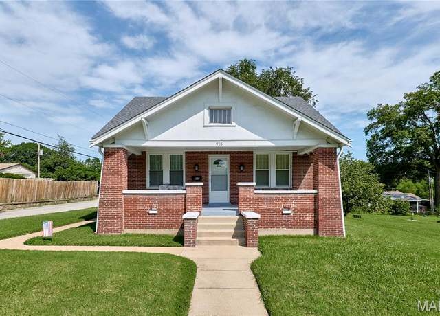 Property at 915 N Kingshighway St, St Charles, MO 63301, 3 beds, 1 bath