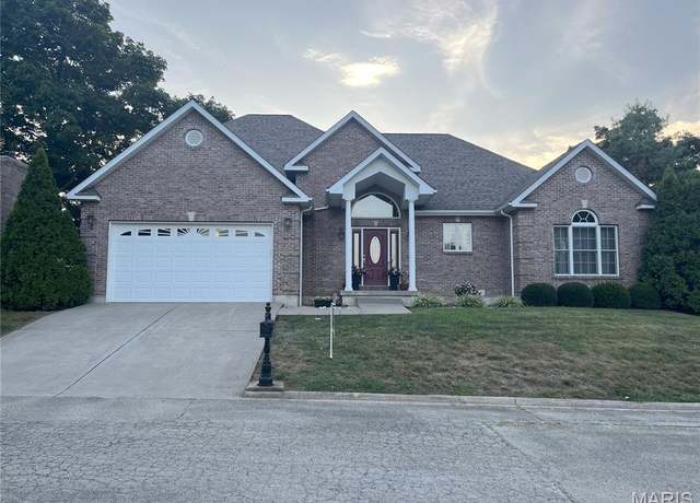 Property at 827 Pinehurst Dr, Farmington, MO 63640, 3 beds, 3 baths