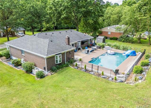 Property at 10829 Forest Path Dr, Sunset Hills, MO 63128, 3 beds, 3.5 baths