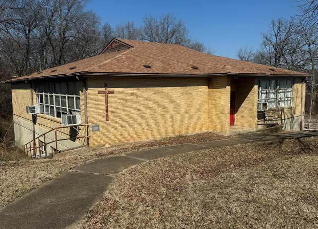Property at 700 Charles St, Poplar Bluff, MO 63901, 1 bath