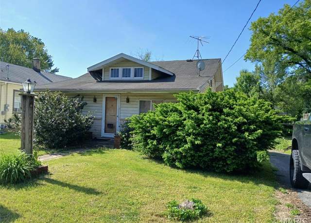Property at 2755 Grandview Ave, Alton, IL 62002, 2 beds, 1 bath