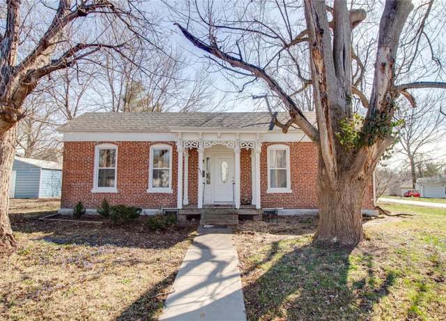 Property at 425 S West St, Carlinville, IL 62626, 3 beds, 1 bath
