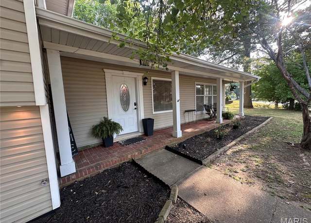 Property at 303 Kennedy Dr, Sikeston, MO 63801, 4 beds, 2.5 baths