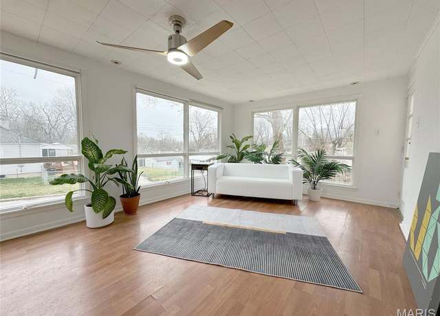 Property at 1001 Pike St, St Charles, MO 63301, 4 beds, 3 baths