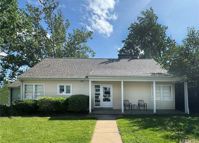 Property at 1001 Pike St, St Charles, MO 63301, 4 beds, 3 baths