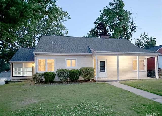 Property at 1001 Pike St, St Charles, MO 63301, 4 beds, 3 baths