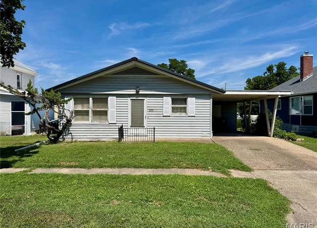 Property at 206 E Church St, Palmyra, MO 63461, 3 beds, 2 baths