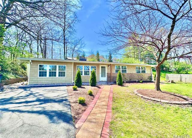 Property at 621 Crest Ct, Kirkwood, MO 63122, 4 beds, 2 baths