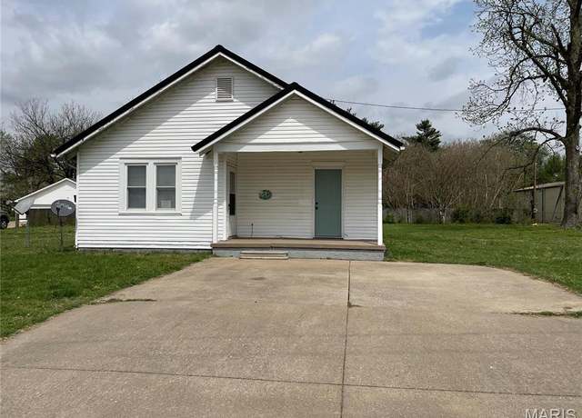 Property at 830 Linn St, Sikeston, MO 63801, 2 beds, 1 bath