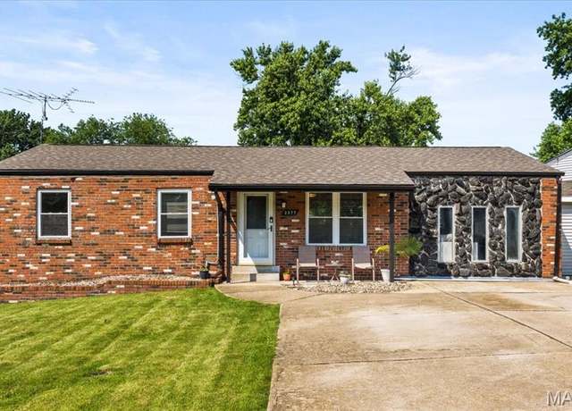 Property at 2377 Summit Dr, Arnold, MO 63010, 3 beds, 1.5 baths