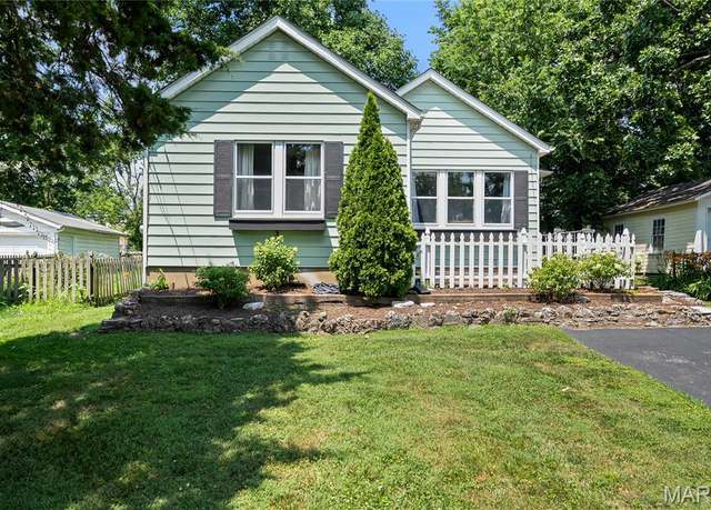 Property at 301 Baker Ave, Webster Groves, MO 63119, 3 beds, 2 baths