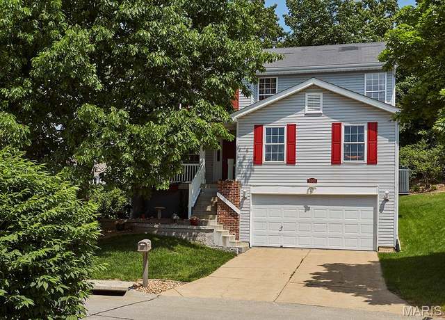 Property at 5600 Wickershire Ln, Mehlville, MO 63129, 3 beds, 2.5 baths
