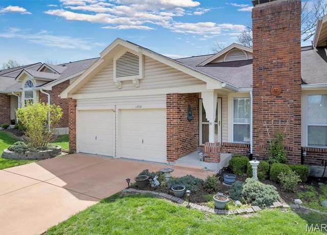Property at 1306 Stone Run Dr, Ballwin, MO 63021, 3 beds, 2.5 baths
