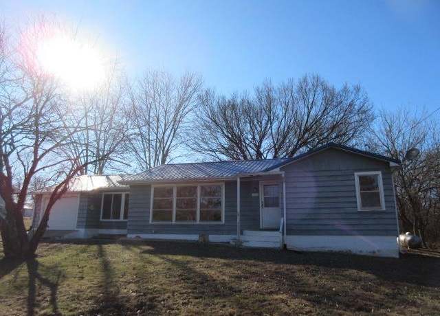 Property at 305 Warren St, Richland, MO 65556, 2 beds, 1 bath