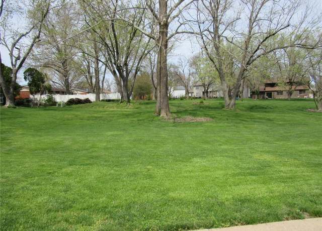 Property at 1900 Cheyenne Dr, Godfrey, IL 62035