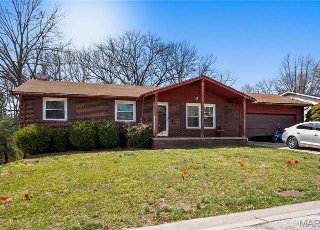 Property at 2208 Gillis St, Alton, IL 62002, 3 beds, 2.5 baths
