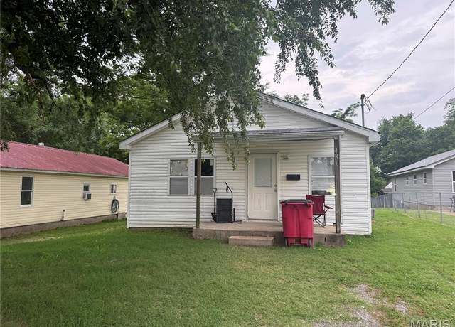 Property at 136 N 6th St, Sikeston, MO 63780, 2 beds, 1.5 baths