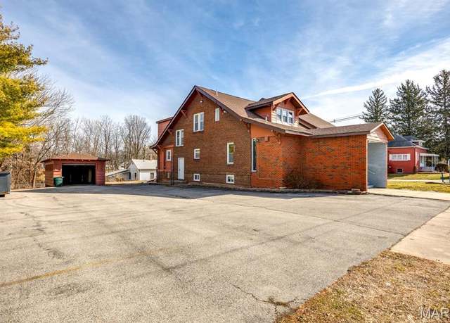 Property at 209 S Montgomery St, Gillespie, IL 62033, 4 beds, 4.5 baths