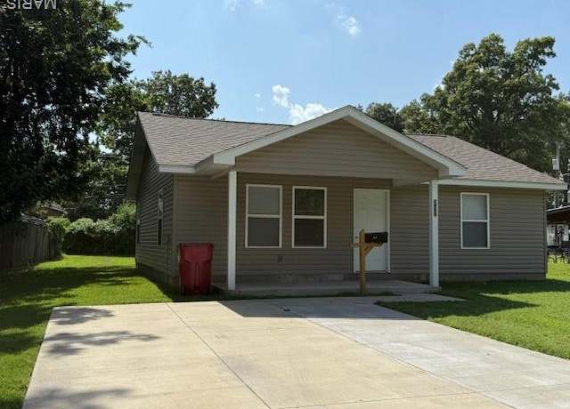 Property at 217 N Prairie St, Sikeston, MO 63801, 3 beds, 1 bath