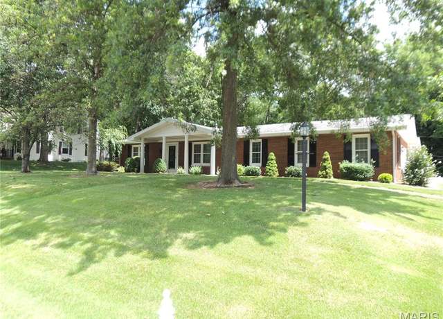 Property at 5 Spring Hill Dr, Greenville, IL 62246, 3 beds, 4 baths