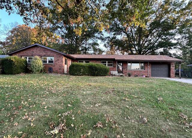 Property at 123 Patterson Dr, Hillsboro, IL 62049, 3 beds, 2 baths