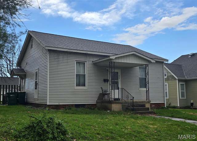 Property at 223 N Pearl St, Lebanon, IL 62254, 3 beds, 1 bath