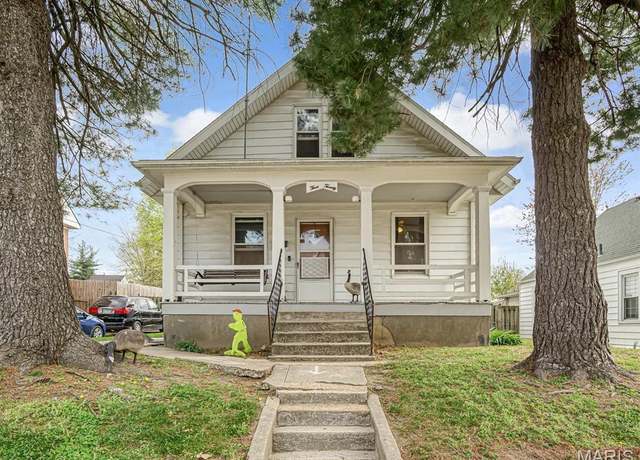 Property at 320 W 3rd St, Waterloo, IL 62298, 2 beds, 3 baths