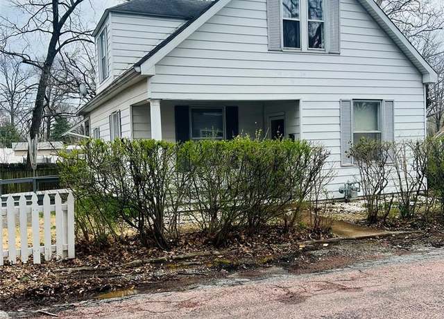 Property at 800 Olive St, Belleville, IL 62220, 3 beds, 1.5 baths