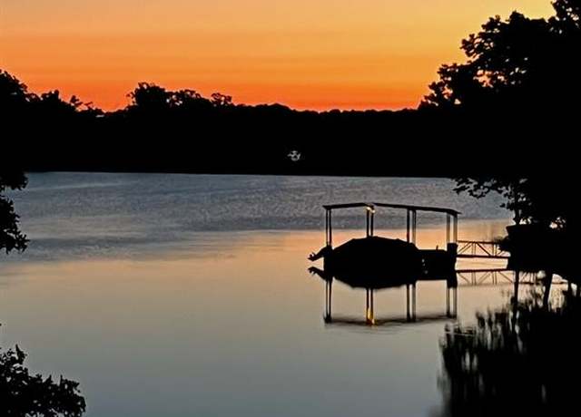 Property at 1029 S Lakeview Dr, De Soto, MO 63020, 4 beds, 3 baths