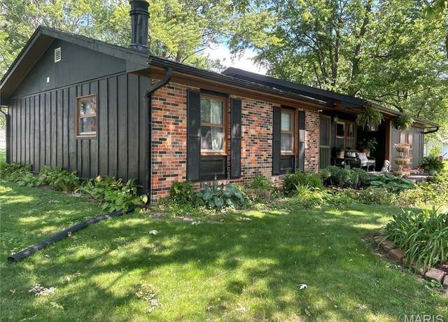 Property at 4 Sharon Dr, Shelbina, MO 63468, 5 beds, 2.5 baths