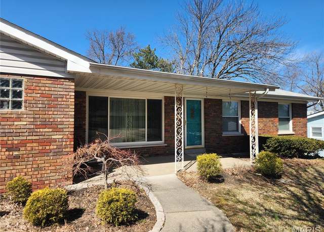 Property at 513 S Duchesne Dr, St Charles, MO 63301, 3 beds, 2.5 baths
