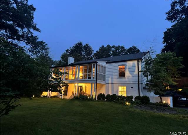 Property at 17 Fleetwood Dr, Ladue, MO 63124, 3 beds, 1.5 baths