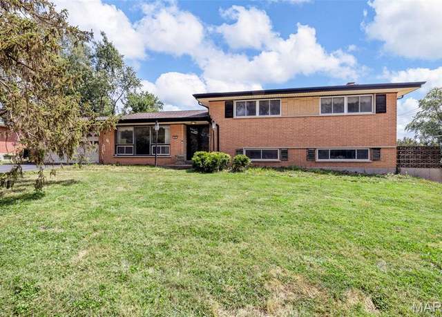 Property at 800 Charlesgate Dr, St Louis, MO 63132, 3 beds, 2.5 baths