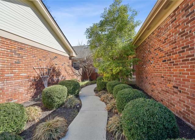 Property at 304 Valley Forge Ct, Chesterfield, MO 63017, 3 beds, 3 baths