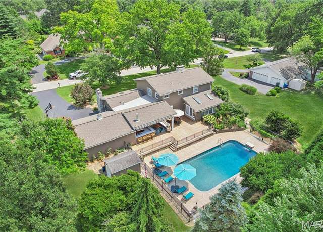 Property at 301 Chasselle Ln, Creve Coeur, MO 63141, 5 beds, 3.5 baths