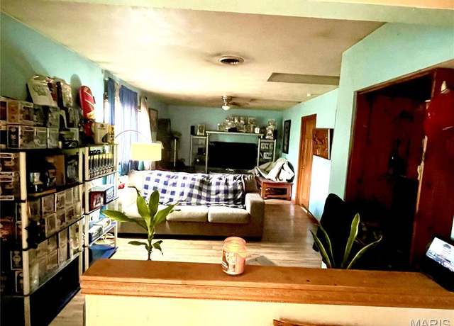 Property at 113 Elm St, O'fallon, IL 62269, 2 beds, 1 bath