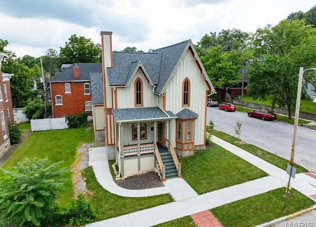 Property at 221 N 6th, Hannibal, MO 63401, 3 beds, 2.5 baths