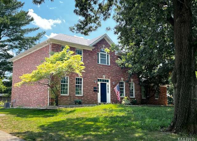 Property at 12 Pebble Hill Dr, Belleville, IL 62223, 4 beds, 2.5 baths