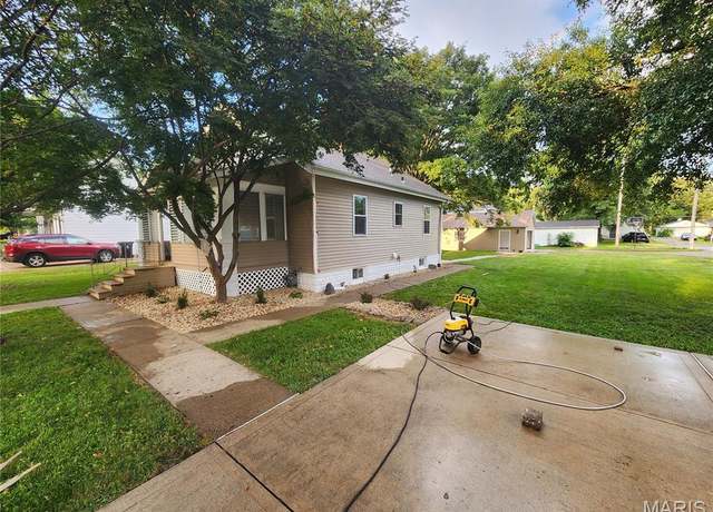 Property at 2911 Mary Irene St, Belleville, IL 62226, 2 beds, 1 bath