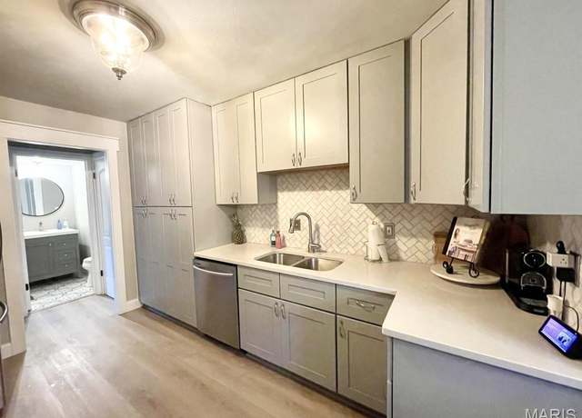 Property at 325 Fox Village Ct, Ballwin, MO 63021, 3 beds, 2.5 baths