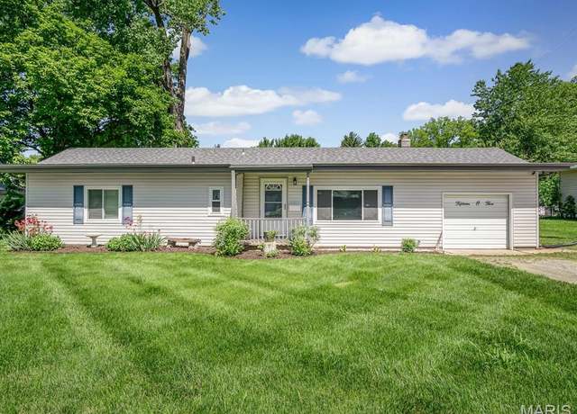 Property at 1505 Muren Blvd, Belleville, IL 62221, 4 beds, 2 baths
