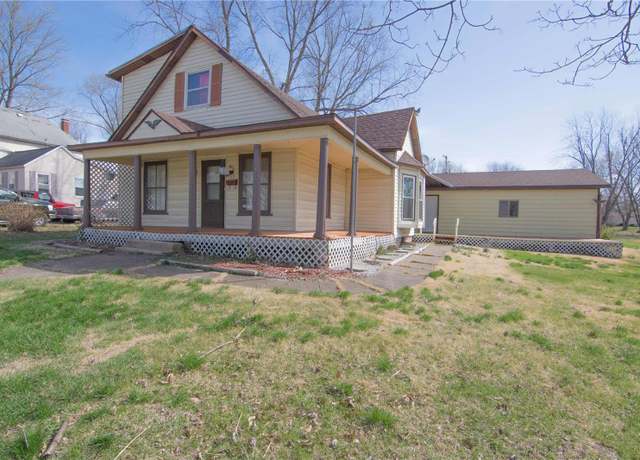 Property at 122 N 2nd St, Vandalia, IL 62471, 3 beds, 2 baths