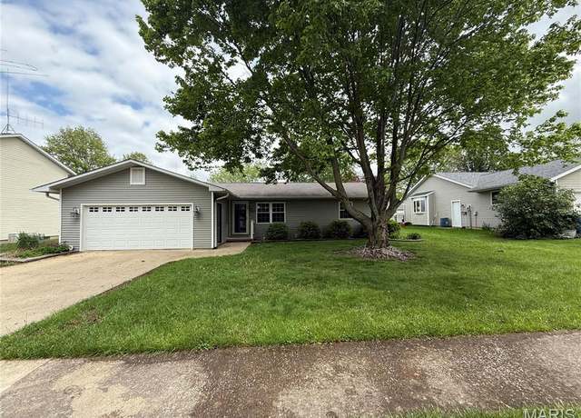 Property at 710 Ash St, Greenville, IL 62246, 4 beds, 2 baths