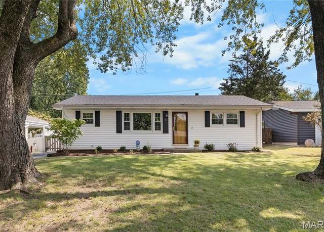 Property at 10 Oxford Pl, St Charles, MO 63301, 3 beds, 2 baths